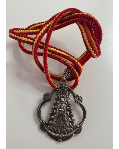 Medalla Rocío cordón largo rojo COMPLEMENTOS