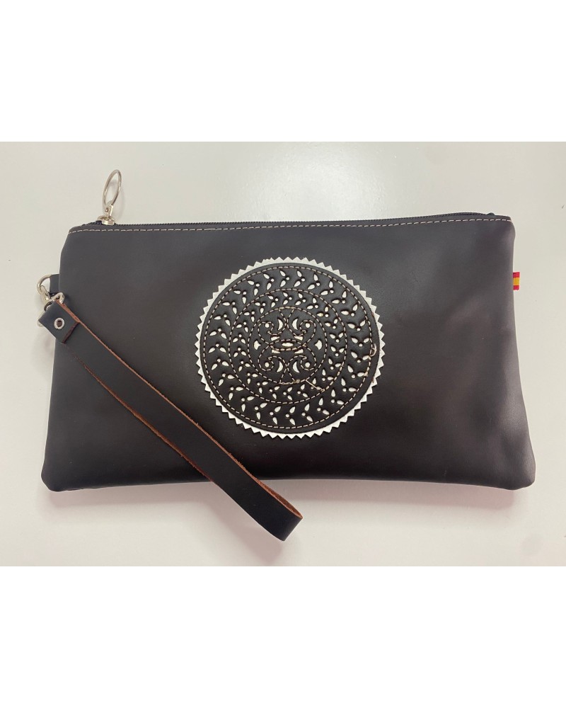 Bolso de mano de señora fabricado en piel con detalles repujados . COMPLEMENTOS